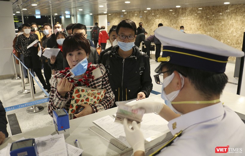 Lực lượng kiểm soát dịch bệnh thực hiện kiểm tra y tế hành khách tại sân bay