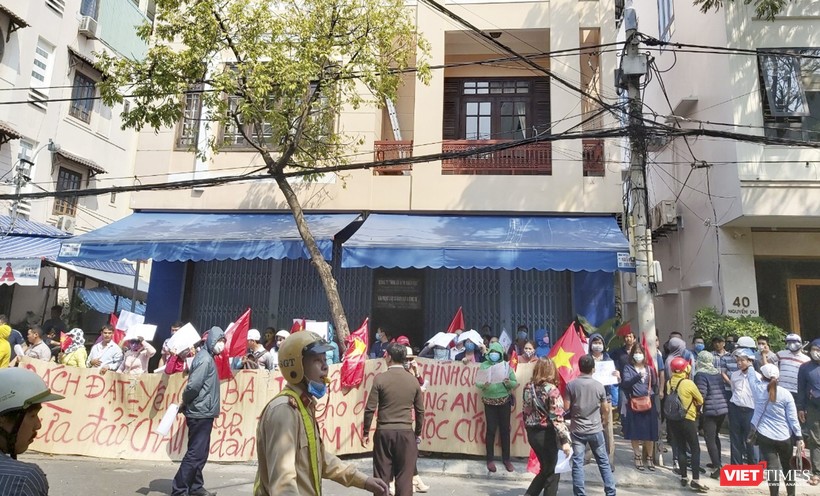 Khách hàng mua đất của Công ty cổ phần Bách Đạt An căng băng rôn đòi đất và sổ đỏ trước văn phòng đại diện của công ty này trên đường Nguyễn Du vào sáng ngày 4/3