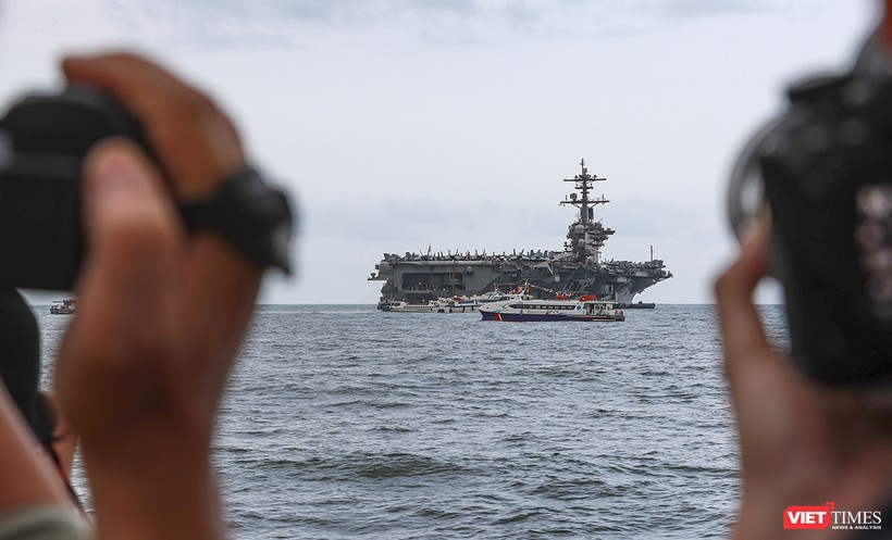 Sức hút của tàu sân bay USS Theodore Roosevelt của Hải quân Hoa Kỳ trên vịnh Đà Nẵng