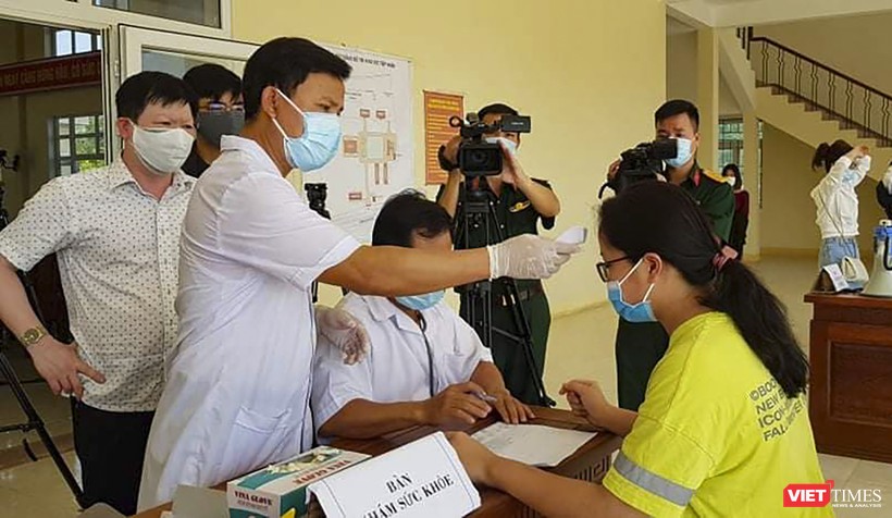 Cán bộ y tế thăm khám lần cuối đối với công dân Việt Nam cách ly tập trung trước khi cho rời trung tâm cách ly tại Đà Nẵng