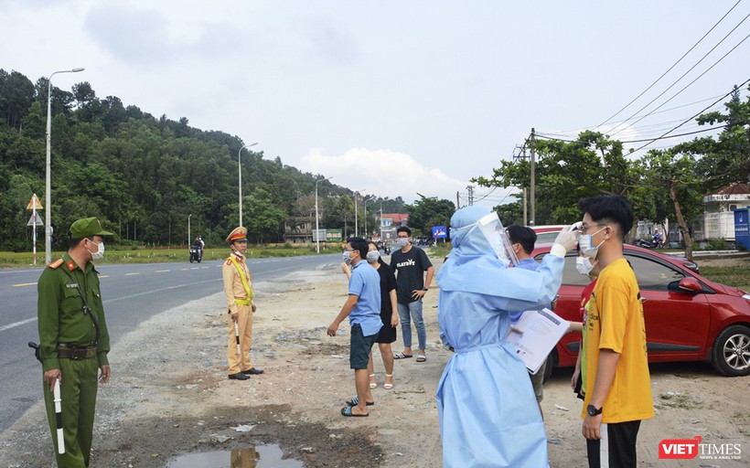 Lực lượng Công an và y tế tại chốt giám sát dịch tễ đo thân nhiệt của người đi vào TP Đà Nẵng (ảnh C.H)