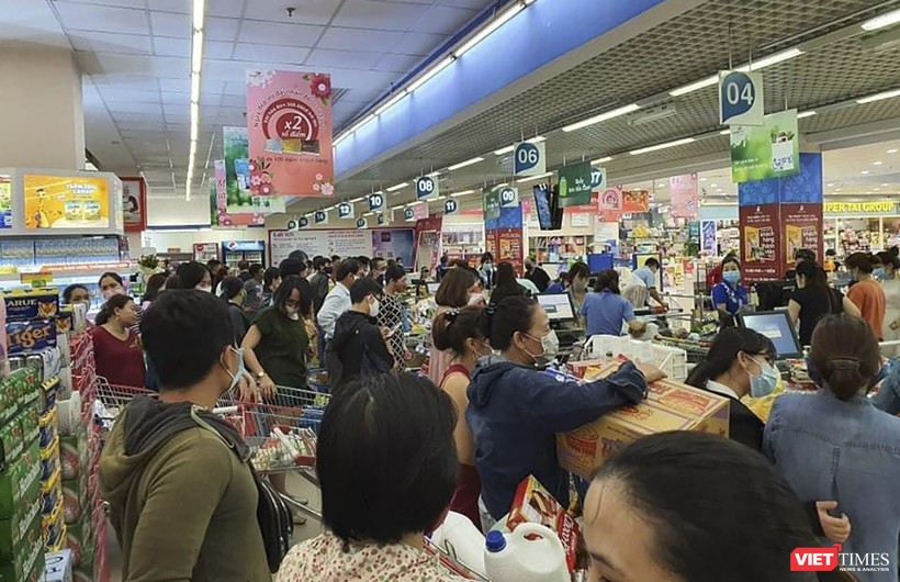 Người dân đi mua sắm hàng hoá tại siêu thị trên địa bàn TP Đà Nẵng