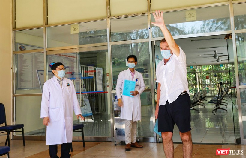 Bệnh nhân người Anh mắc COVID-19 điều trị tại Bệnh viện đa khoa Trung ương Quảng Nam tại buổi xuất viện 