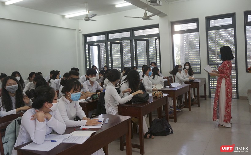 Học sinh THPT trên địa bàn TP Đà Nẵng đến lớp trong mùa dịch COVID-19