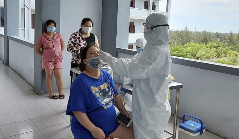 Nhân viên y tế chăm sóc sức khỏe cho sản phụ cách ly tại Quảng Nam (Ảnh Báo Quảng Nam)