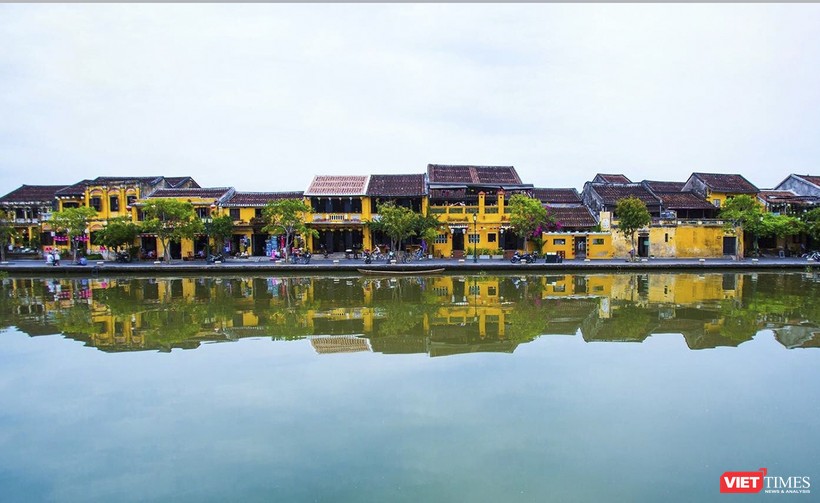 Một góc đô thị cổ Hội An bên dòng sông Hoài (ảnh Hồ Xuân Mai)