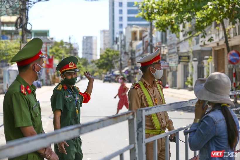 Lực lượng công an làm nhiệm vụ tại chốt cách ly Bệnh viện Đà Nẵng