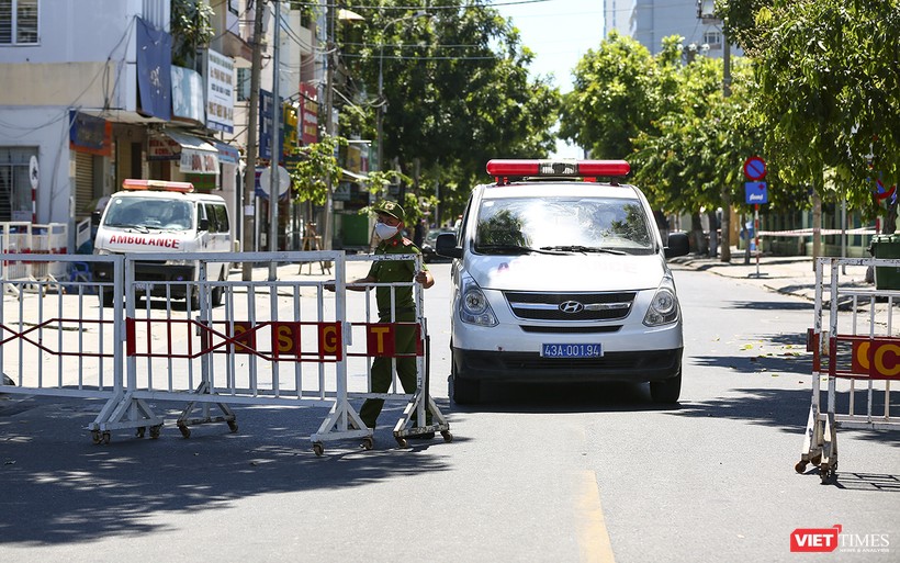 Xe chuyên dụng chở bệnh nhân rời khu vực phong tỏa ở Đà Nẵng