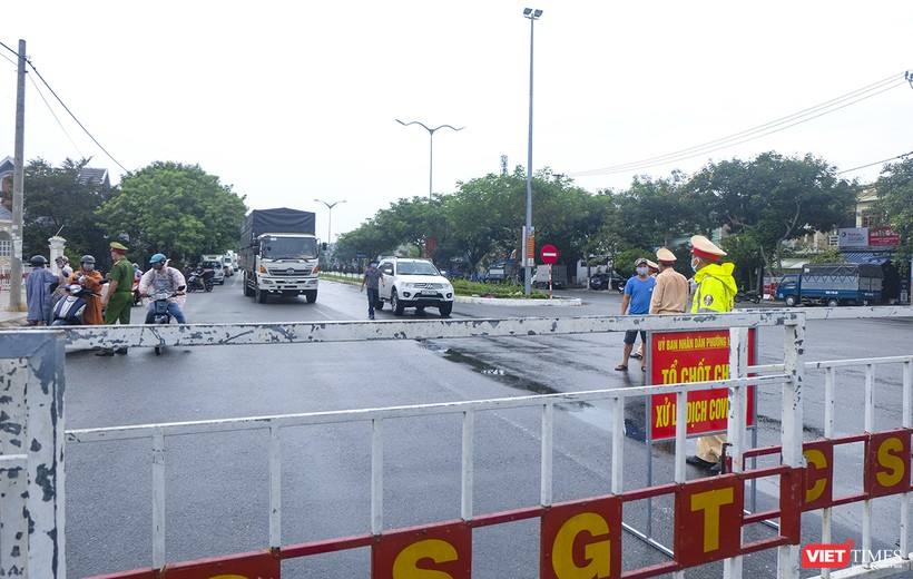 Lực lượng công an làm việc tại chốt kiểm soát dịch COVID-19 tại cửa ngõ dẫn vào TP Đà Nẵng