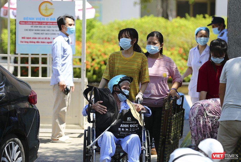 Các bệnh nhân điều trị tại Bệnh viện C Đà Nẵng xuất viện trong sáng ngày 8/8, khi bệnh viện được dỡ bệnh phong tỏa