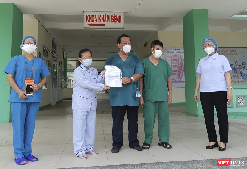 Bệnh nhân mắc COVID-19 thứ 445 điều trị tại Bệnh viện Phổi Đà Nẵng trong buổi xuất viện sáng 12/8.