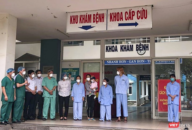 Các bệnh nhân mắc COVID-19 ở Đà Nẵng được điều trị khỏi bệnh tại buổi xuất viện