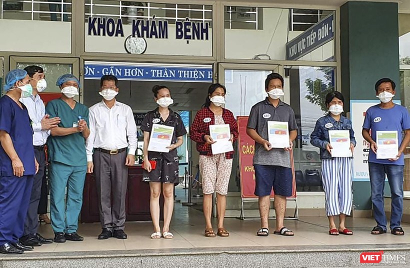 5 bệnh nhân COVID-19 vừa được  viện sáng nay tại Bệnh viện dã chiến Hòa Vang 