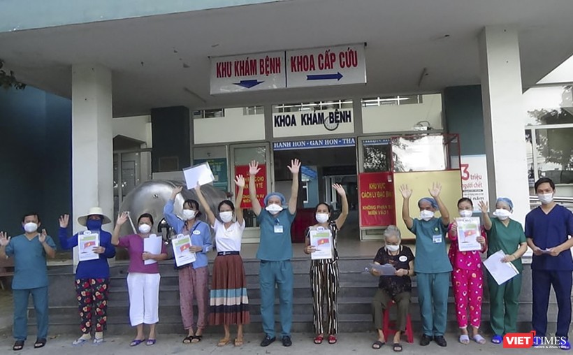Các bệnh nhân điều trị tại Bệnh viện dã chiến Hòa Vang được xuất viện chiều ngày 16/8.