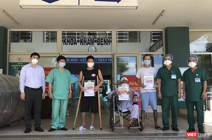 Các bệnh nhân mắc COVID-19 điều trị tại Bệnh viện da chiến Hòa Vang (Đà Nẵng) tại buổi xuất viện