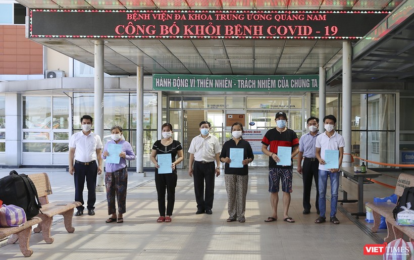 Các bệnh nhân mắc COVID-19 được Bệnh viện đa khoa Trung ương Quảng Nam cho xuất viện sáng nay