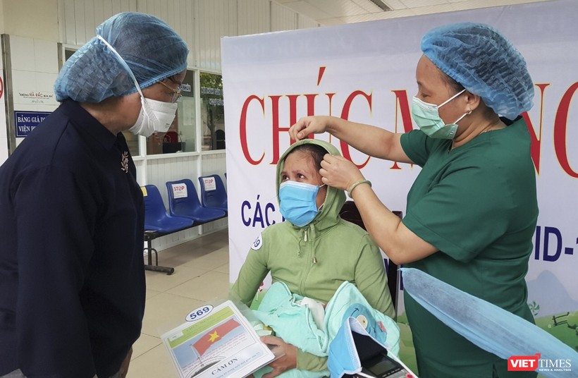 Giám đốc Sở Y tế TP Đà Nẵng chúc mừng bệnh nhân mắc COVID-19 số 569 cùng con tại buổi xuất viện.