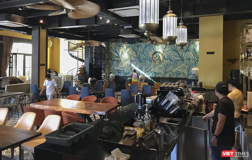 Nhân viên nhà hàng La Maison Deli Cafe & Restaurant trên đường 2 tháng 9 khẩn trương chuẩn bị để mở cửa trở lại sau thông báo cho phép mở cửa nhà hàng trở lại của UBND TP Đà Nẵng