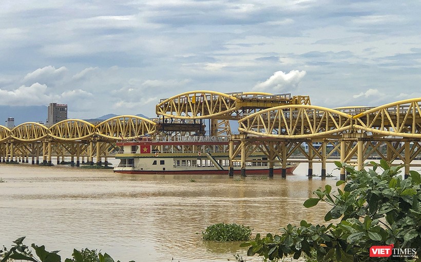 Cầu Nguyễn Văn Trỗi nâng dầm cho tàu thuyền đi qua