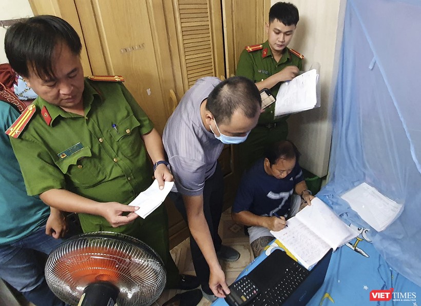 Lực lượng công an đang kiểm tra hiện trường đường dây đánh bạc qua mạng do Huỳnh Ngọc Anh cầm đầu