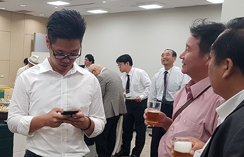 Ông Vũ Minh Hoàng (trái) trong buổi tiếp xúc giữa doanh nghiệp Cần Thơ và Nhật Bản tại quốc gia này hồi giữa năm 2016. Ảnh:A.X