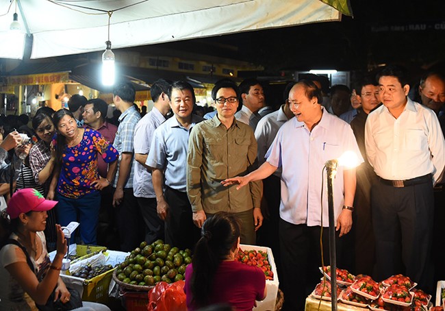 Thủ tướng kiểm tra ATTP tại chợ đầu mối Long Biên.