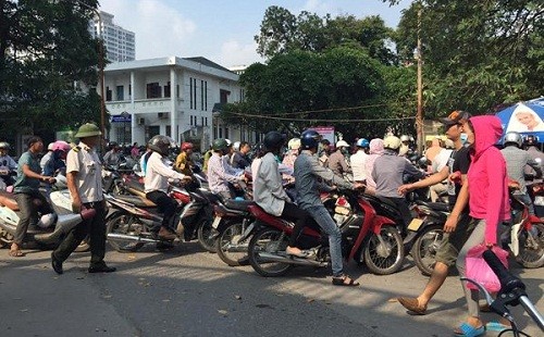 Việc đóng cửa bãi xe trong bệnh viện Bạch Mai gây phản ứng trong dư luận thời gian qua.