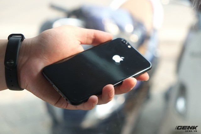 Hình ảnh một chiếc iPhone 6 độ vỏ thành iPhone 7 Jet Black. (Nguồn ảnh: Genk).