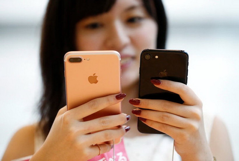 iPhone 7 Plus (trái) và iPhone 7 - Ảnh: Reuters