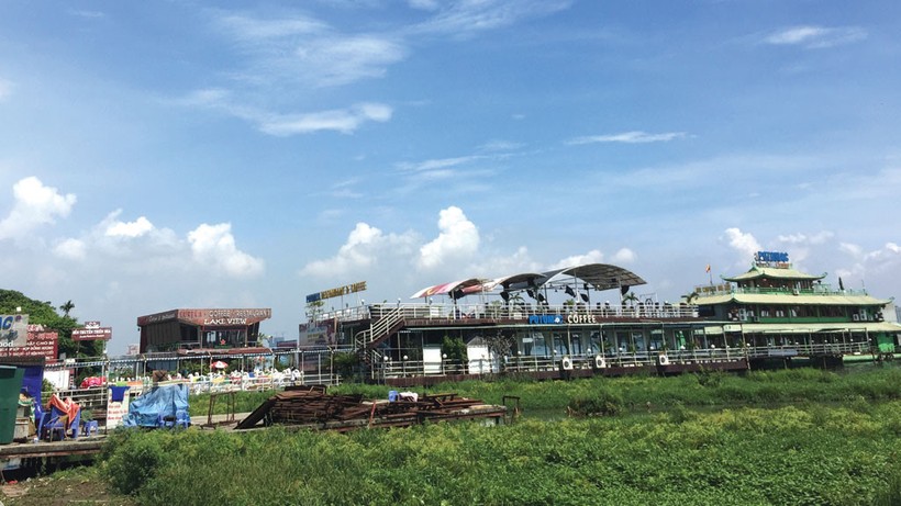 Đã hơn 3 tháng các doanh nghiệp đang kinh doanh trên Hồ Tây chờ quyết định cuối cùng của TP Hà Nội.