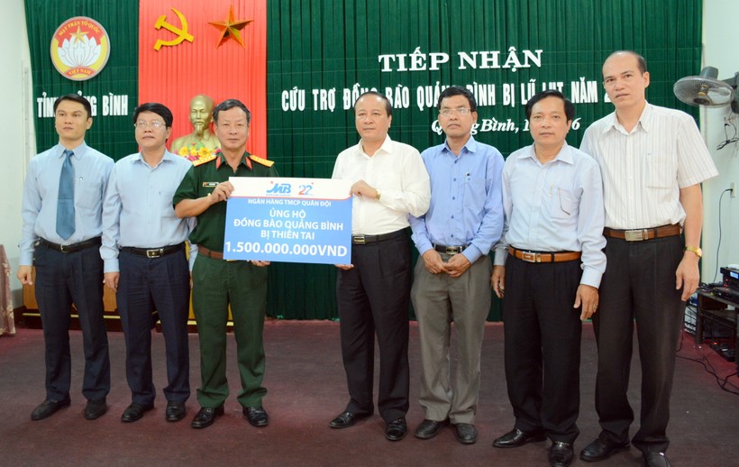 Ngân hàng TMCP Quân đội ủng hộ miền Trung.