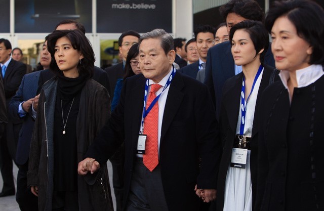Chủ tịch Lee Kun-hee và gia đình. Ảnh: Sonyinsider.