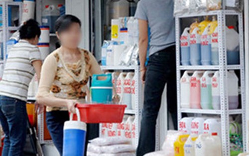 Việc buôn bán hóa chất độc hại không theo quy định diễn ra khá phổ biến tại chợ Kim Biên.