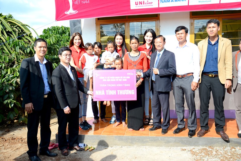 Ông Nguyễn Minh Tuấn – Giám đốc Nam A Bank Lâm Đồng (thứ hai từ trái sang) trao tặng căn nhà mới cho gia đình bà K’Dai.