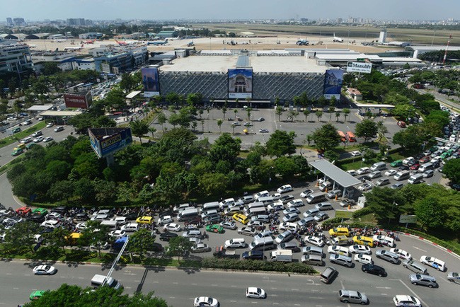 Sân bay Tân Sơn Nhất thường xuyên xảy ra ùn tắc.