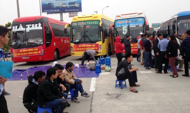 Các doanh nghiệp kinh doanh vận tải phản ứng gay gắt trước việc điều chỉnh luồng tuyến vận tải của Hà Nội.