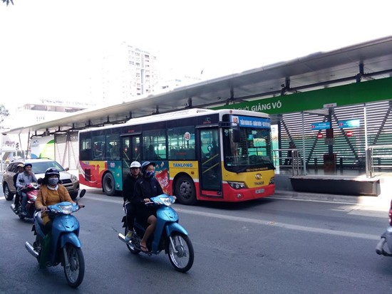 Buýt thường có hệ thống cửa mở bên phải trong khi đó nếu đi vào làn ưu tiên buýt nhanh thì hệ thống cửa phải bên trái như buýt nhanh BRT mới phù hợp.