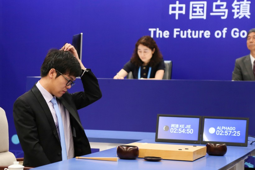 Đại kiện tướng Ke Jie trong trận đấu cờ vây với AlphaGo ngày 23-5 tại Ô Trấn - Ảnh: Reuters
