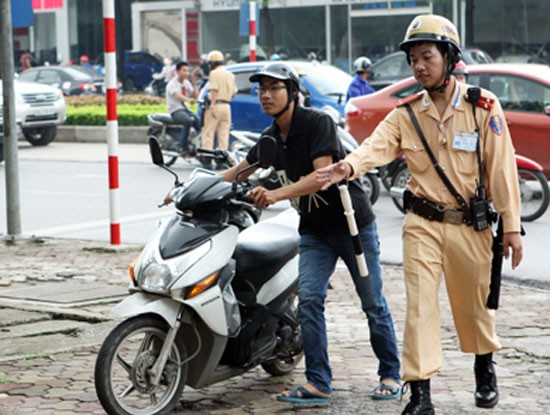 Cảnh sát giao thông Hà Nội sẽ được trang bị điện thoại thông minh để thực hiện công tác quản lý.