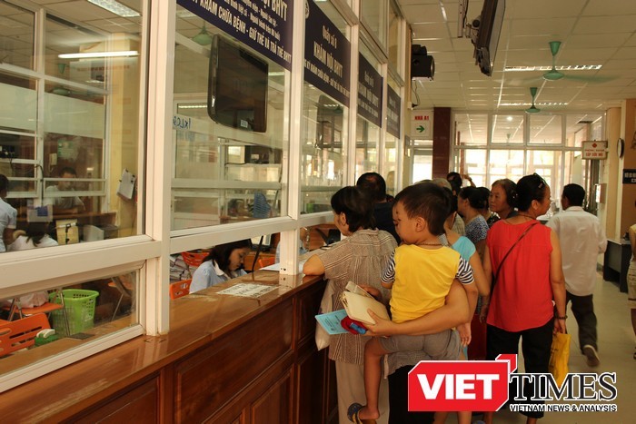 Người dân làm thủ tục hành chính tại bệnh viện XanhPon Hà Nội.