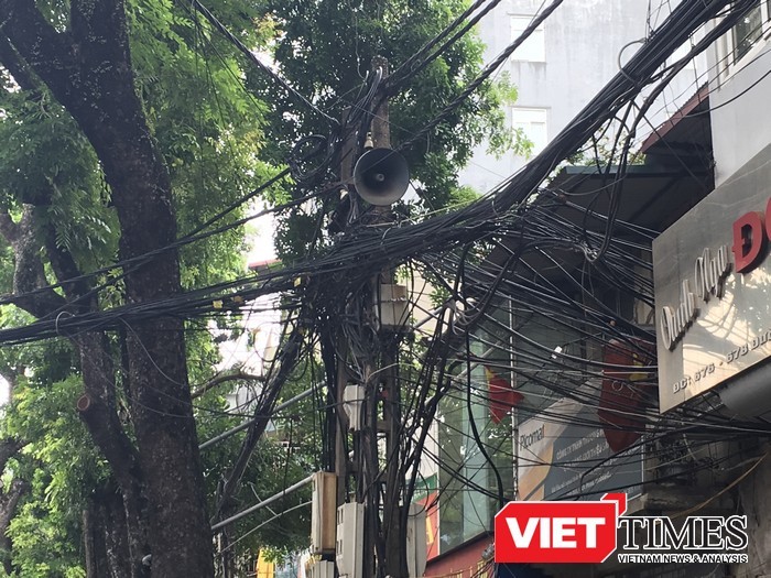 Hệ thống cáp viễn thông nổi trên đường Đê La Thành, Hà Nội - Ảnh: Q.V