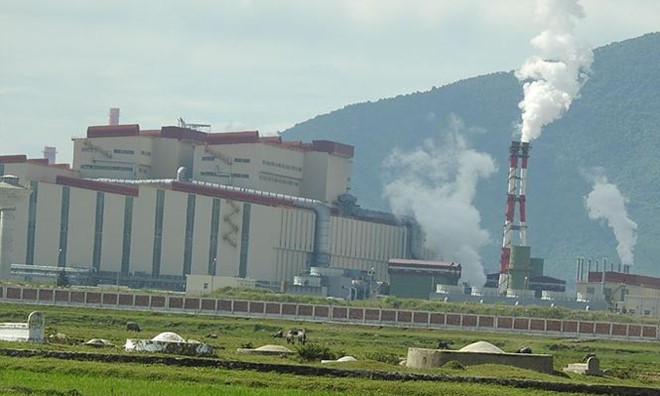 Hệ thống ống khói tại các lò thiêu kết của Formosa đang xả thải vượt ngưỡng quy chuẩn Việt Nam nhiều lần - Ảnh: Zing