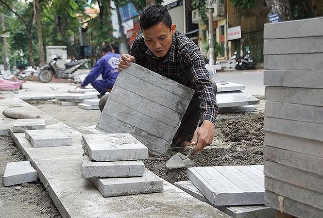 Các dự án chuẩn bị lát vỉa hè của các quận, huyện, thị xã phải tạm dừng để rà soát lại - Ảnh: Tiền Phong