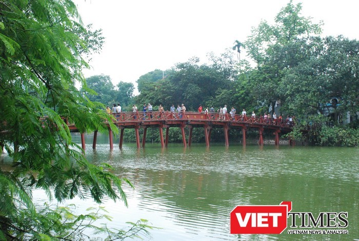 Có 02 tập thể được Chủ tịch TP Hà Nội khen thưởng trong việc cải tạo môi trường nước Hồ Hoàn Kiếm.