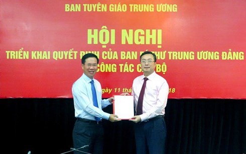 Ông Võ Văn Thưởng trao quyết định bổ nhiệm cho ông Bùi Trường Giang/ Ảnh: Vietnamnet