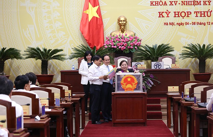 Các đại biểu HĐND Tp. Hà Nội thực hiện bỏ phiếu tín nhiệm với các chức danh. (Ảnh: Hanoi.gov.vn)