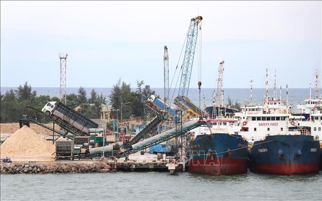 Các tàu hàng cập Cảng biển Cửa Việt để nhận hàng hóa/ Ảnh: TTXVN