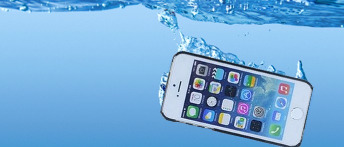 6 mẹo xử lý nhanh “cứu” điện thoại cảm ứng rơi xuống nước