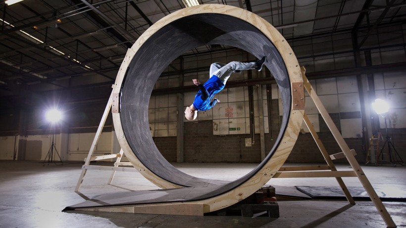 Video: Người đầu tiên chạy được vòng tròn 360 độ trên thế giới