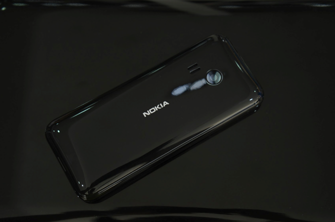 Trên tay Nokia 222 màu đen bóng giá 950 nghìn